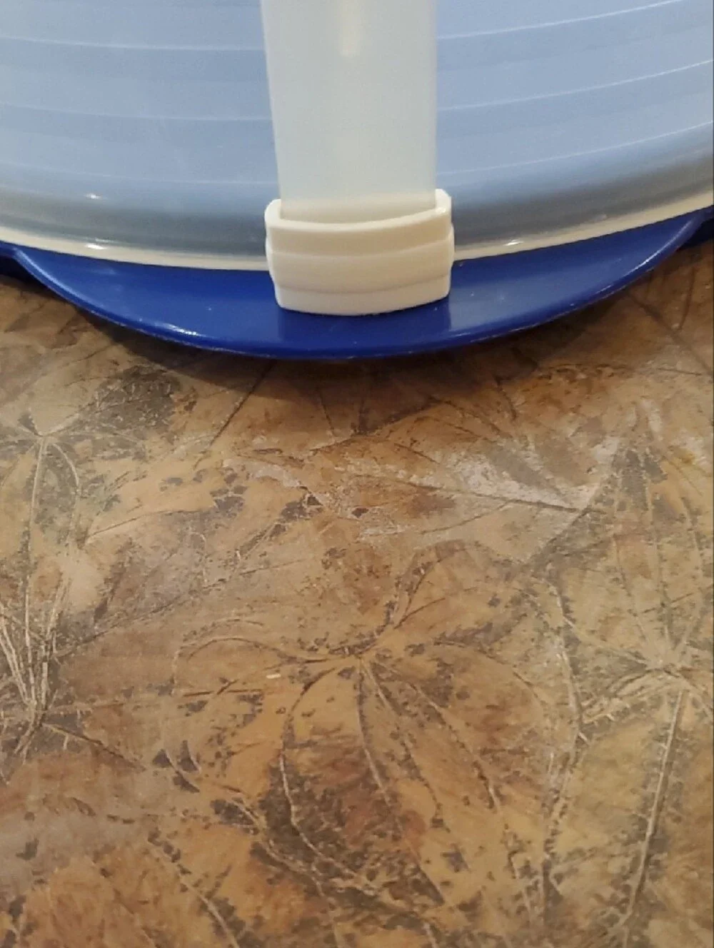 White Plastic Cake Carrier with Handle